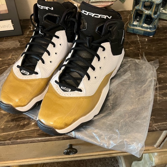 EUC Men Jordan’s 23 Gold and White Tennis Shoes - Picture 3 of 6
